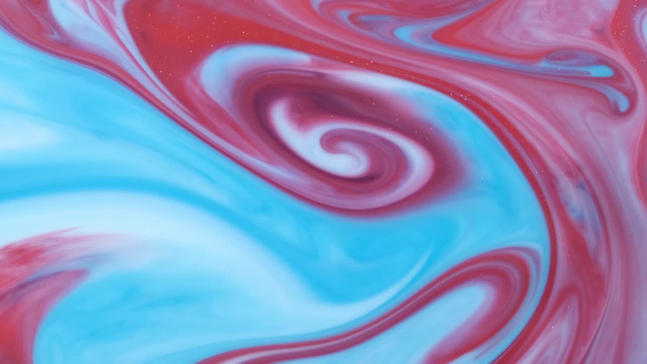 mezclando pinturas acrílicas en líquido.