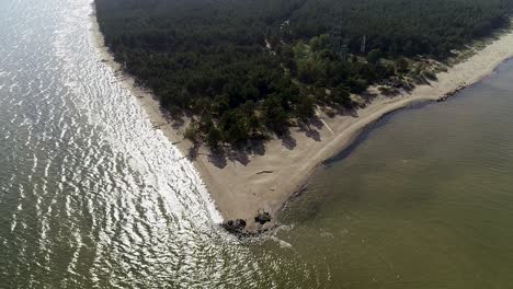 Vista-Aérea-De-La-Costa-Del-Mar-Báltico