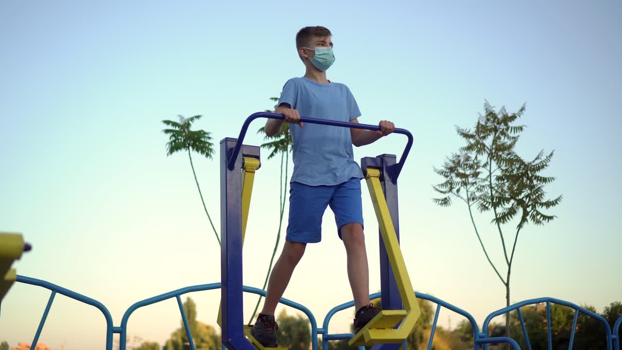 un adolescente con una máscara médica está involucrado en deportes 04