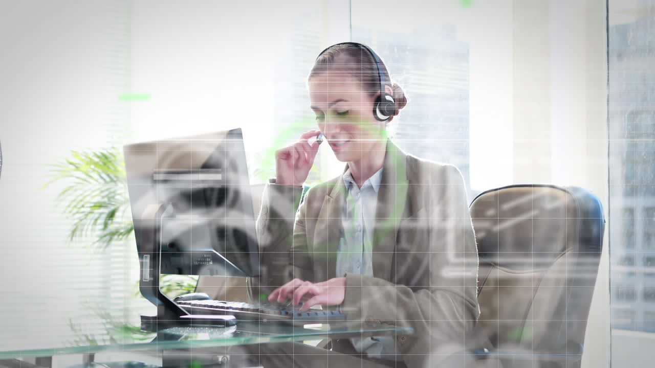 animación de iconos de los medios de comunicación sobre una mujer de negocios que usa computadora