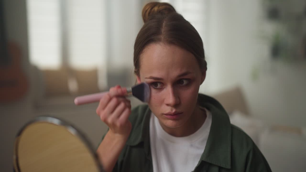 mujer aplicando maquillaje