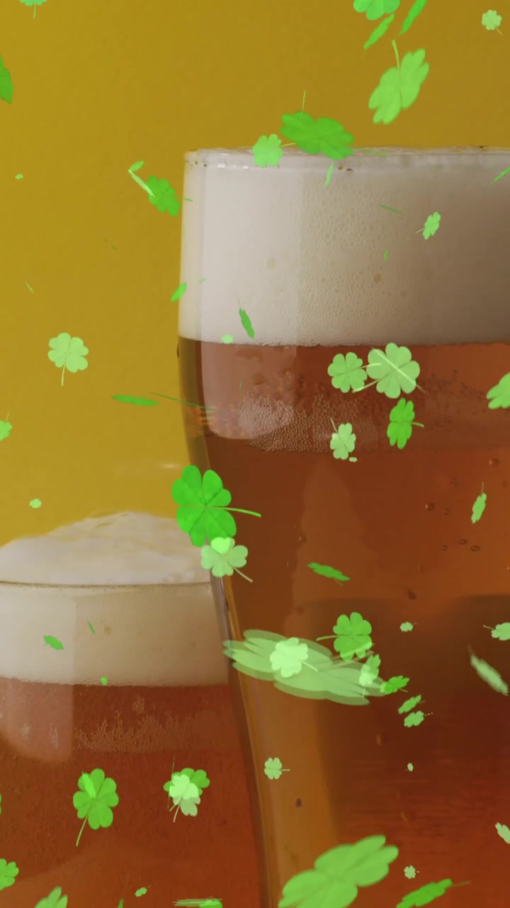 Animazione del trifoglio verde del giorno di San Patrizio che cade su bicchieri di birra