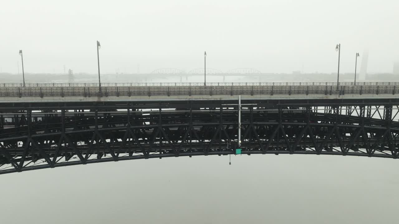 metrolink 통근 열차는 eads bridge에서 미시시피 강을 건너고 있습니다.