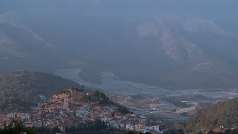 Polop-Stadtlandschaft-Mit-Gewächshäusern-Am-Fuße-Der-Berge-Spanien