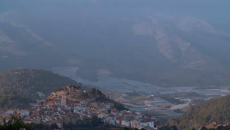 paisaje de la ciudad de polop con invernaderos en la parte inferior de las montañas españa