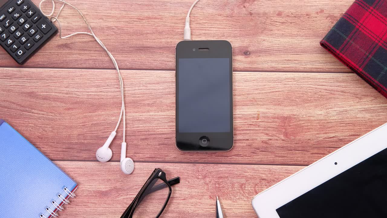 suministros de oficina variados en un escritorio de madera