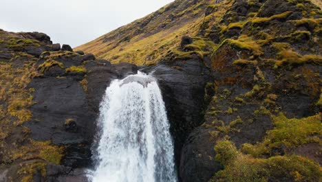 Dron-Muestra-Cinemáticamente-Una-Cascada-En-Islandia-Cubierta-De-Musgo