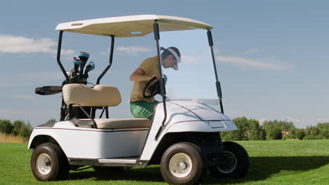 Kaukasische-Frau,-Die-Ein-Auto-Auf-Dem-Golfplatz-Fährt.