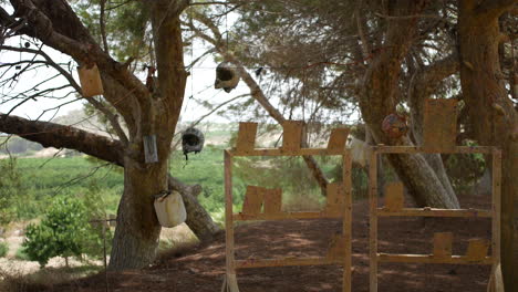 tiro a objetivos de galería en un campo de pelota de pintura de paintball