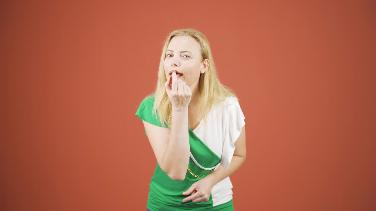 여자는 자기 자신을 돌보고, 잘 정비되어 있습니다.