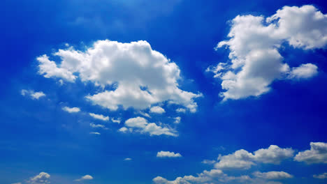 zeitraffer schöne natur mit weißen wolken, die sich am blauen himmel bewegen