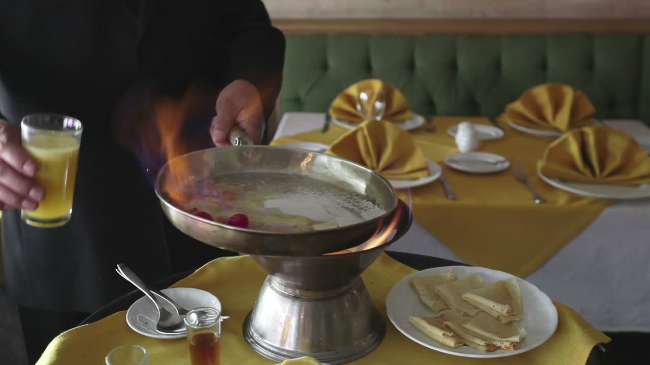 크레프 수제트를 준비하는 셰프