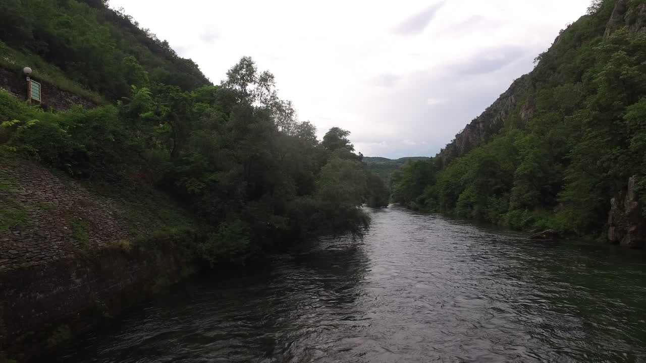 vista de drones de vuelo sobre el río y las colinas