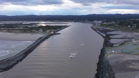 Zwei-Fischerboote-Verlassen-Am-Frühen-Morgen-Den-Hafen-Von-Bandon,-Oregon