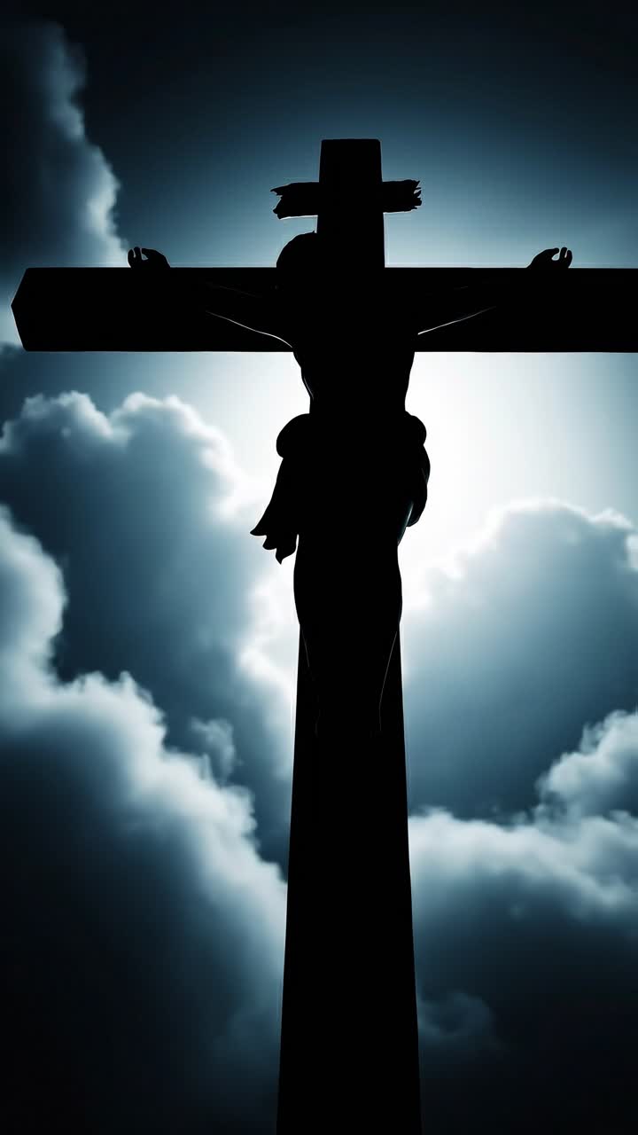 Silhouette di Gesù Cristo sulla croce contro un cielo drammatico.