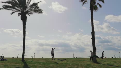 Joven-Slackline-Cuerda-Floja-Caminando-Sobre-La-Hierba-En-La-Playa-En-Tel-Aviv-Israel