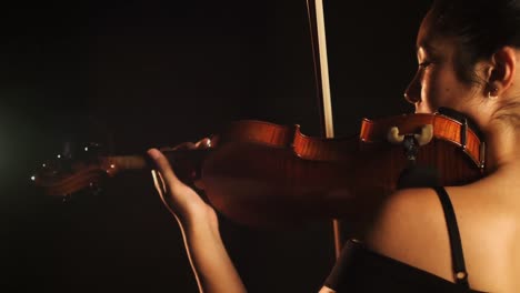 mujer tocando un violín