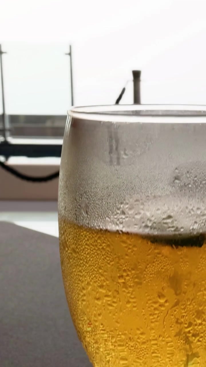Un bicchiere di birra a bordo di una lussuosa piscina.