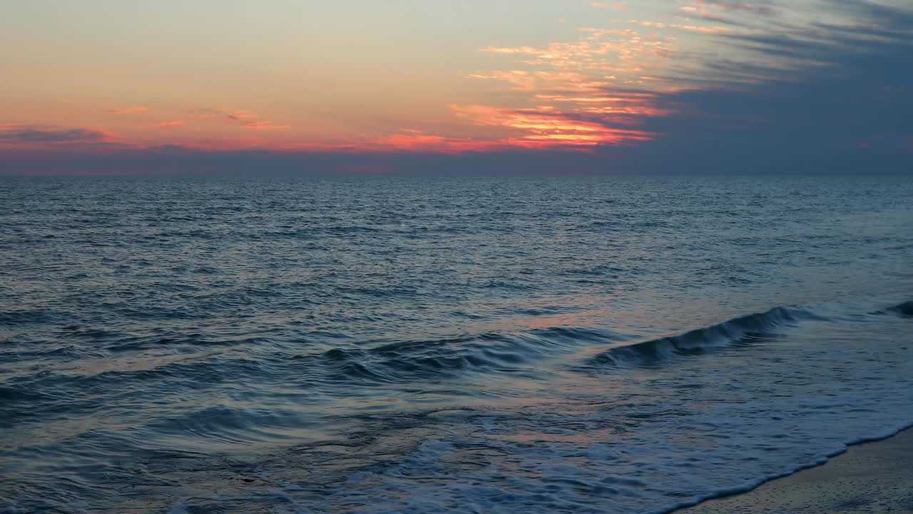 Peaceful Surf at Sunset Loop | วิดีโอสต็อกแบบ พรีเมี่ยม