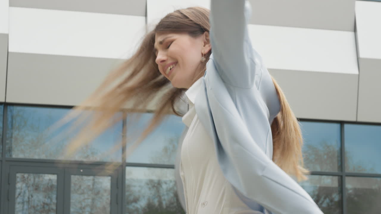 여성은 기하고 웃으며 점프하고 당첨자 및 복권 승리의 순간 판매 및 할인 특별 제안