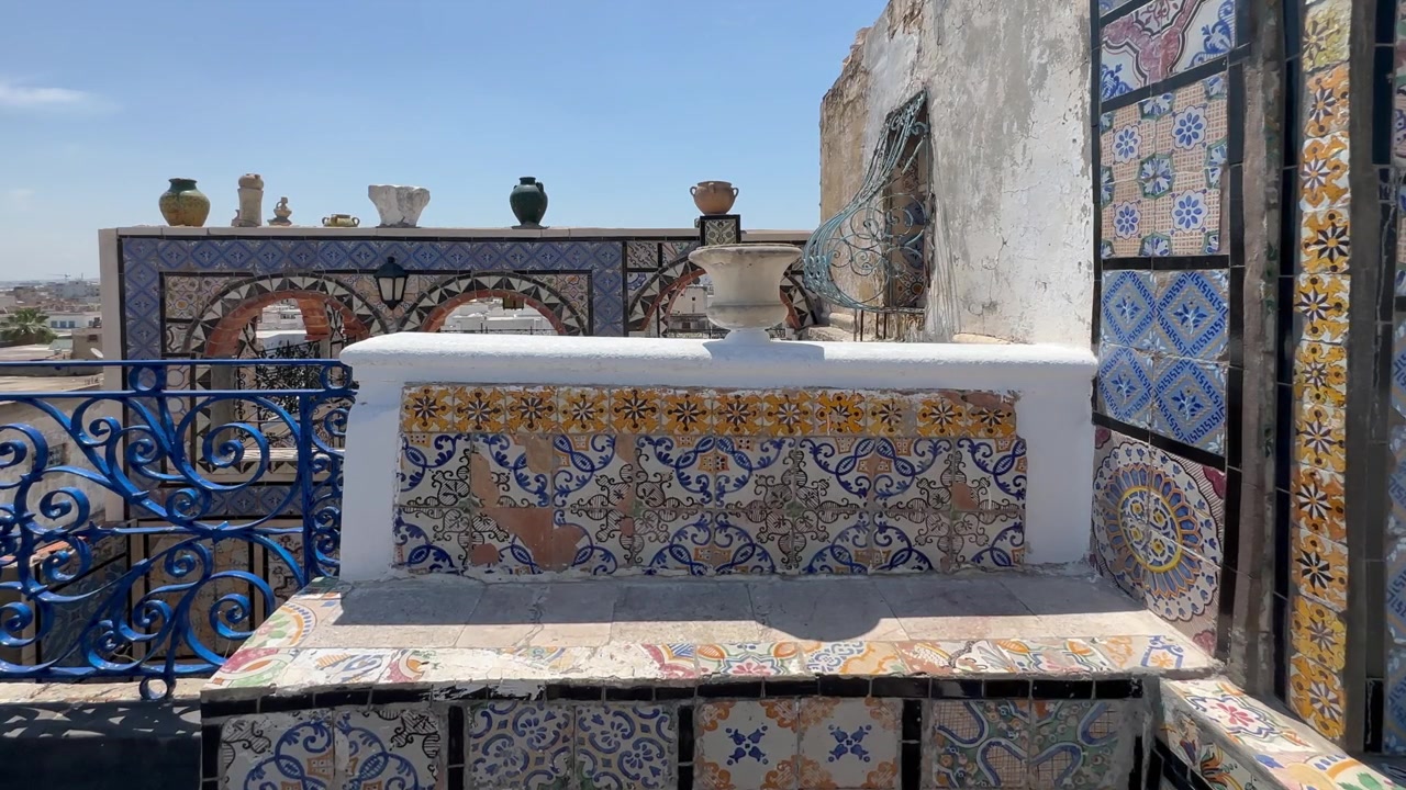Intricato lavoro di piastrelle che copre le panchine su un tetto a Tunisi, Tunisia.
