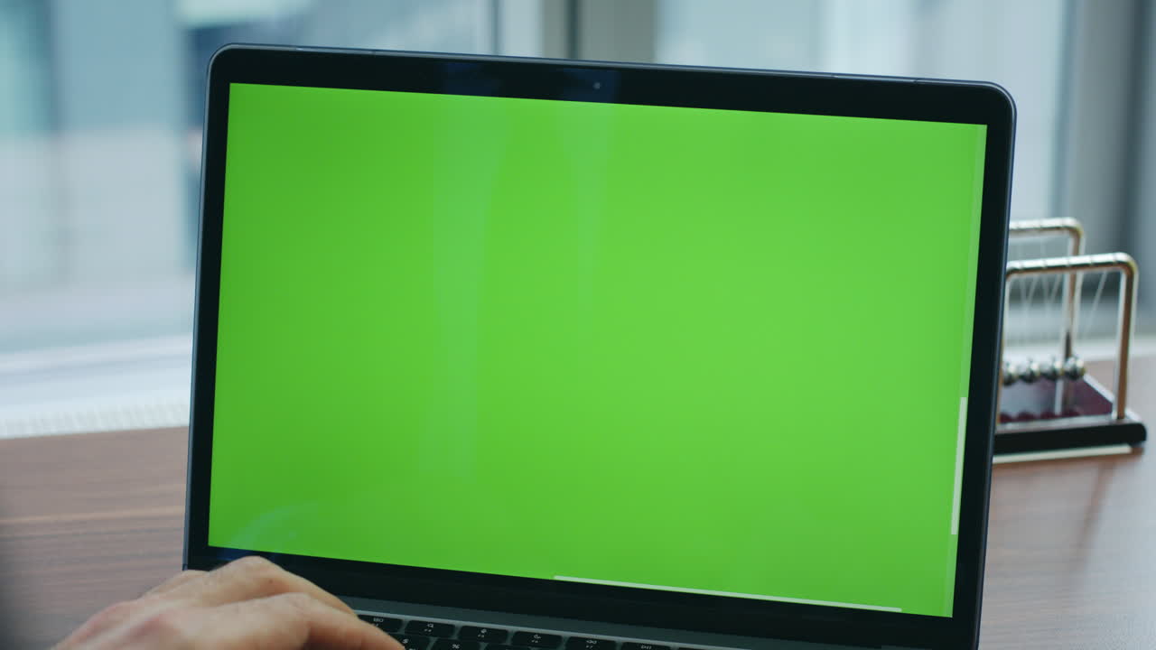gerente irreconocible trabajando pantalla verde portátil de pie mesa de oficina primer plano
