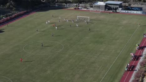 vista aérea lejana de un partido de fútbol en el colegio mira coasta