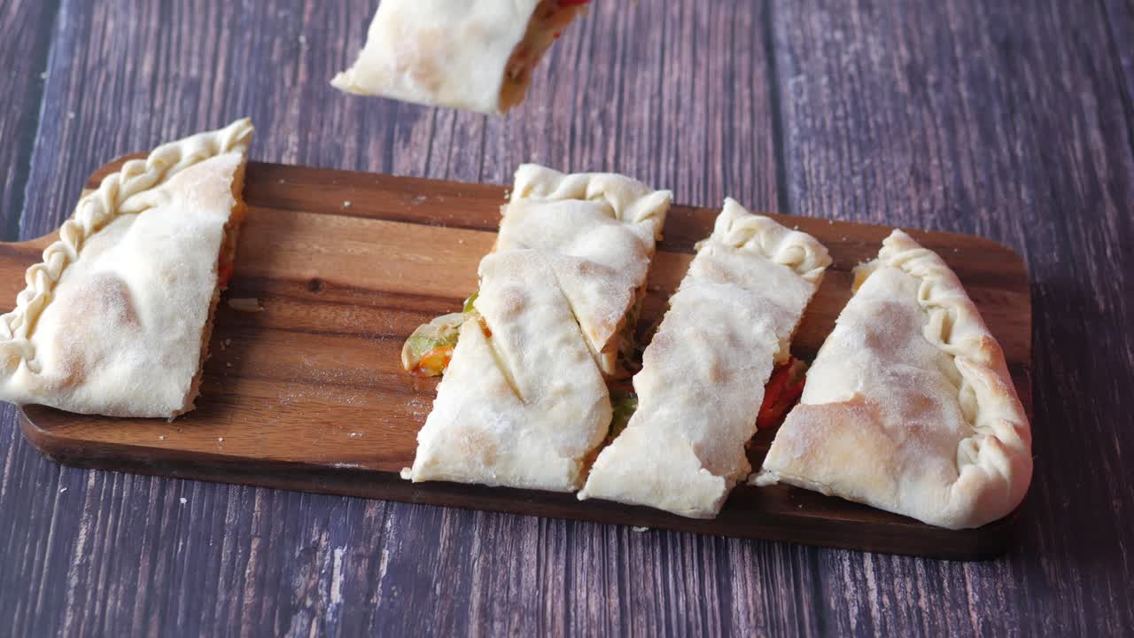 테이블 위 에 있는 피자 칼조네