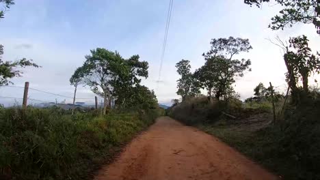 Lapso-De-Tiempo-Conduciendo-Por-La-Exuberante-Ladera-De-La-Montaña,-Fpv-Mirando-Hacia-Atrás,-Valle-Del-Cauca,-Colombia