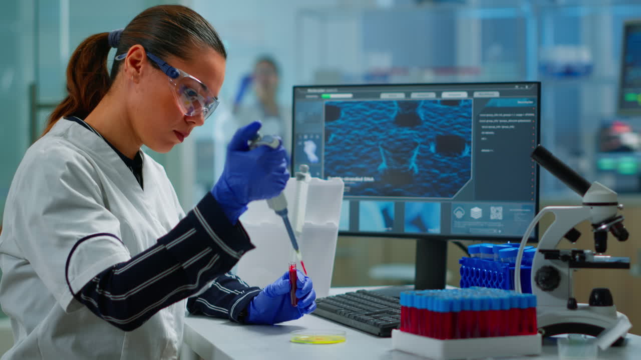 científico investigador que utiliza una micropipeta para extraer una muestra de sangre en una placa de petri