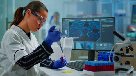 científico investigador que utiliza una micropipeta para extraer una muestra de sangre en una placa de petri