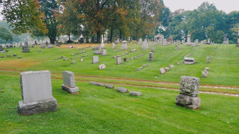 Amerikanischer-Friedhof-An-Einem-Nassen-Herbsttag