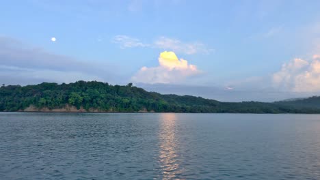 Stationäre-Wasserstandsaufnahmen-Von-Dichtem-Dschungelufer-Und-Mond-Im-Hintergrund