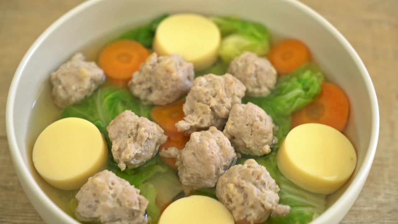 두부와 다진 돼지 고기를 곁들인 수제 맑은 국