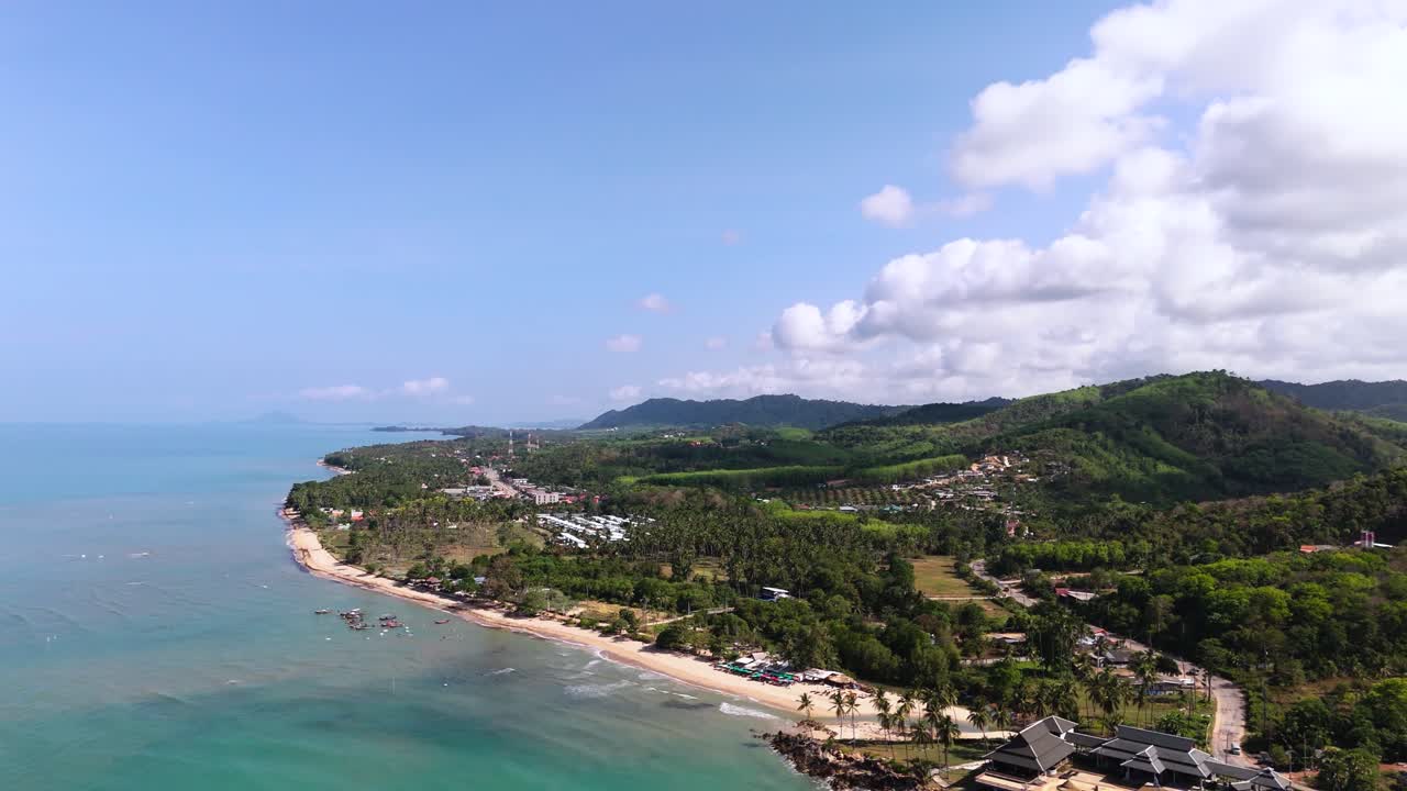 Bãi biển hoang sơ, góc nhìn từ drone tại Koh Lanta