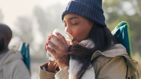 Natur,-Ruhe-Und-Frau,-Die-Kaffee-Trinkt