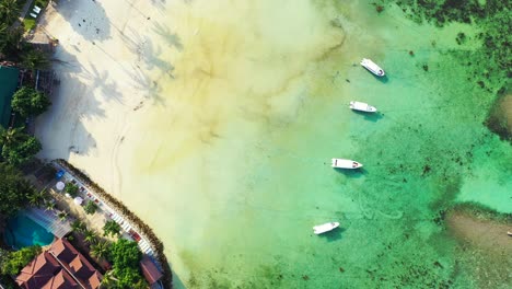 Tropischer-Urlaubshintergrund,-Luxuriöse-Unterkunft-Am-Tropischen-Weißen-Sandstrand-Mit-Azurblauem-Meerwasser