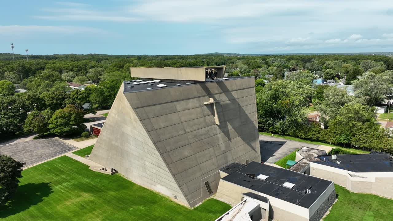 rotación de alto ángulo alrededor del edificio gris
