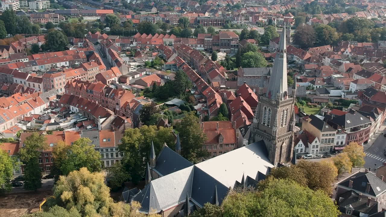 Veduta aerea del paesaggio urbano di Bruges, in Belgio, con architettura gotica e tetti