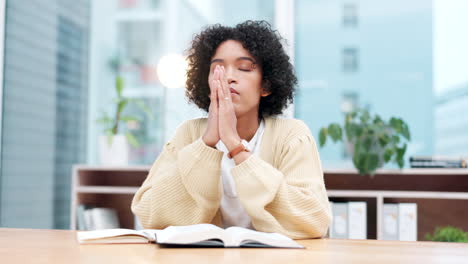 biblia, oración y mujer de negocios en la oficina