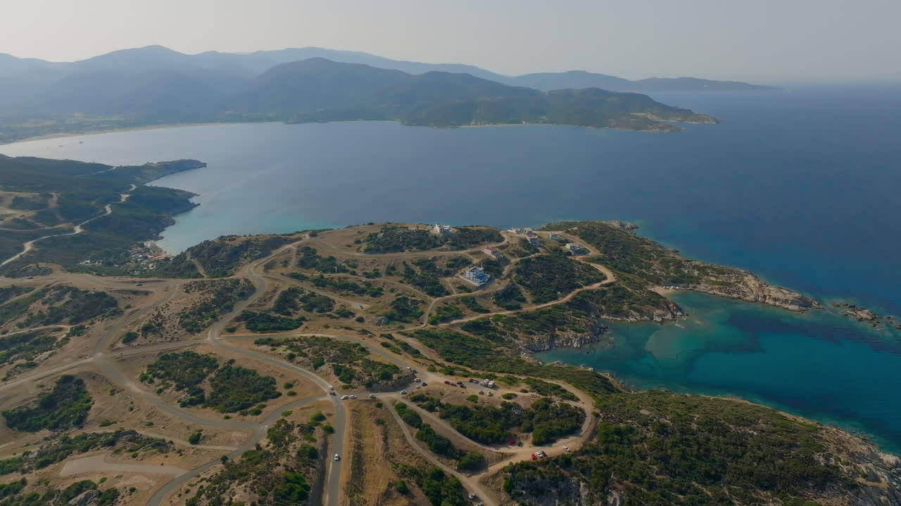 vista aérea del paisaje costero con casas y carreteras sinuosas