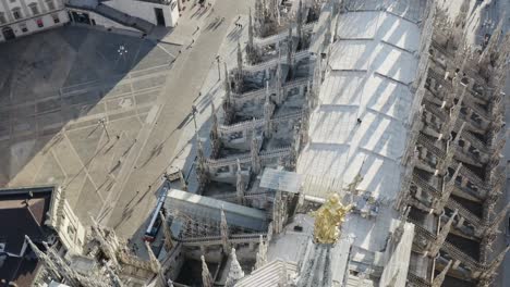 Estatua-De-Santo-Dorado-De-La-Parte-Superior-De-La-Catedral-De-La-Ciudad-De-Milano,-Vista-Aérea-De-Drones