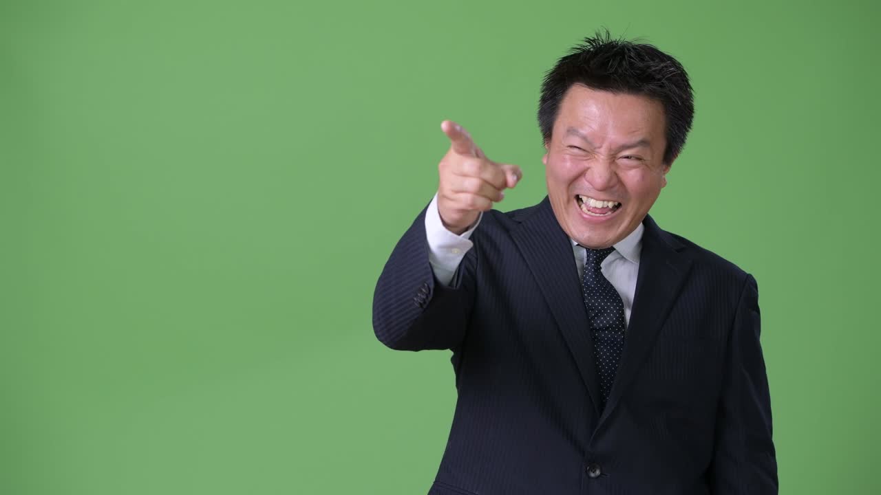 녹색 배경에 성숙한 일본 사업가