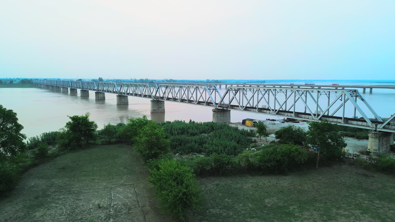 puente saryu en el río ghaghara vista en uttar pradesh río saryu nadi puesta de sol vista de pájaro de avión no tripulado