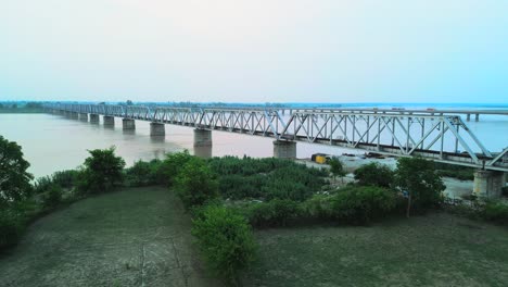 Saryu-Brücke-Auf-Dem-Ghaghara-Fluss,-Blick-Auf-Den-Saryu-Fluss-In-Uttar-Pradhesh,-Nadi,-Sonnenuntergang,-Drohnenansicht-Aus-Der-Vogelperspektive