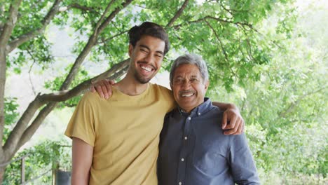 Alegre-Padre-E-Hijo-Birracial-De-Pie-Con-Los-Brazos-Alrededor-De-Los-Hombros-Sonriendo-A-La-Cámara