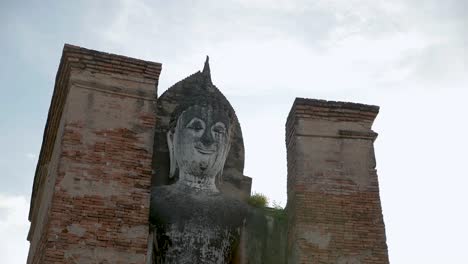 antiguo budismo de sukhothai en el parque histórico de sukhothai provincia de sukhothai, tailandia filmada con panasonic lumix gh5, panasonic 12-35 f2