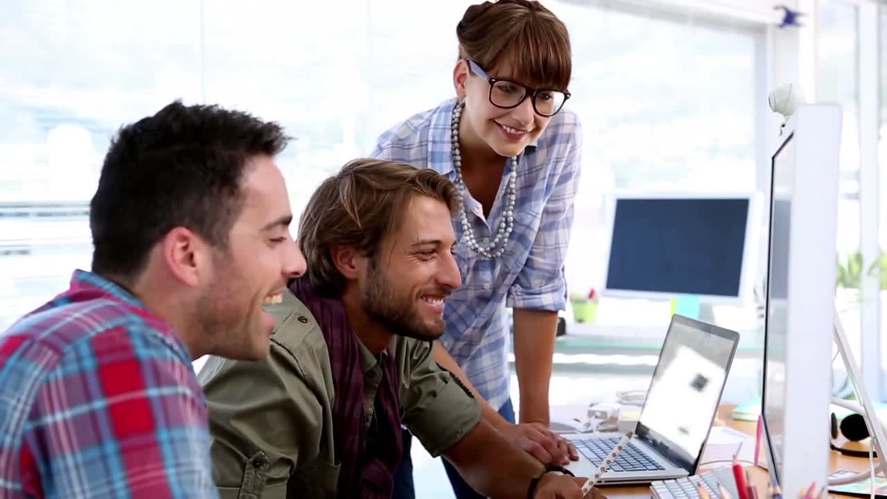 equipo de diseñadores que trabajan en computadora