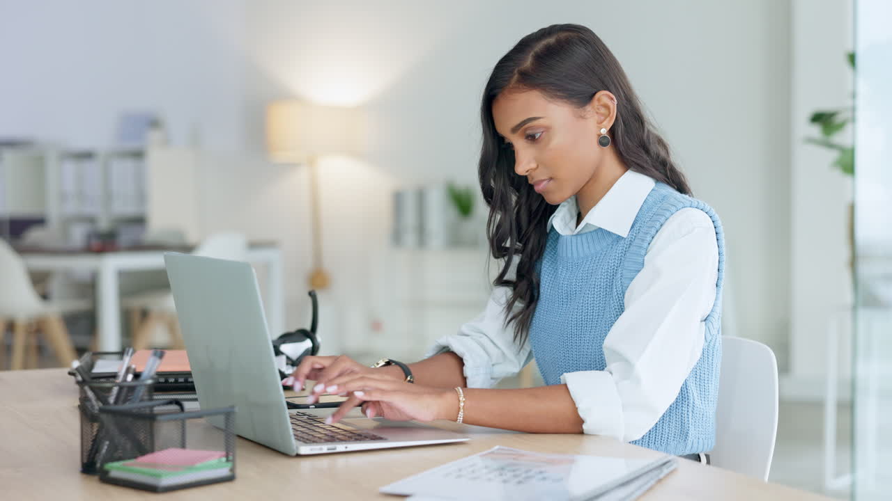 mujer de negocios de moda escribiendo un correo electrónico en una computadora portátil
