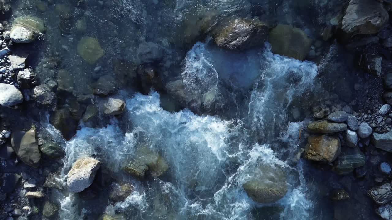 Vista dall'alto di un fiume turchese limpido e blu con il sole che splende.